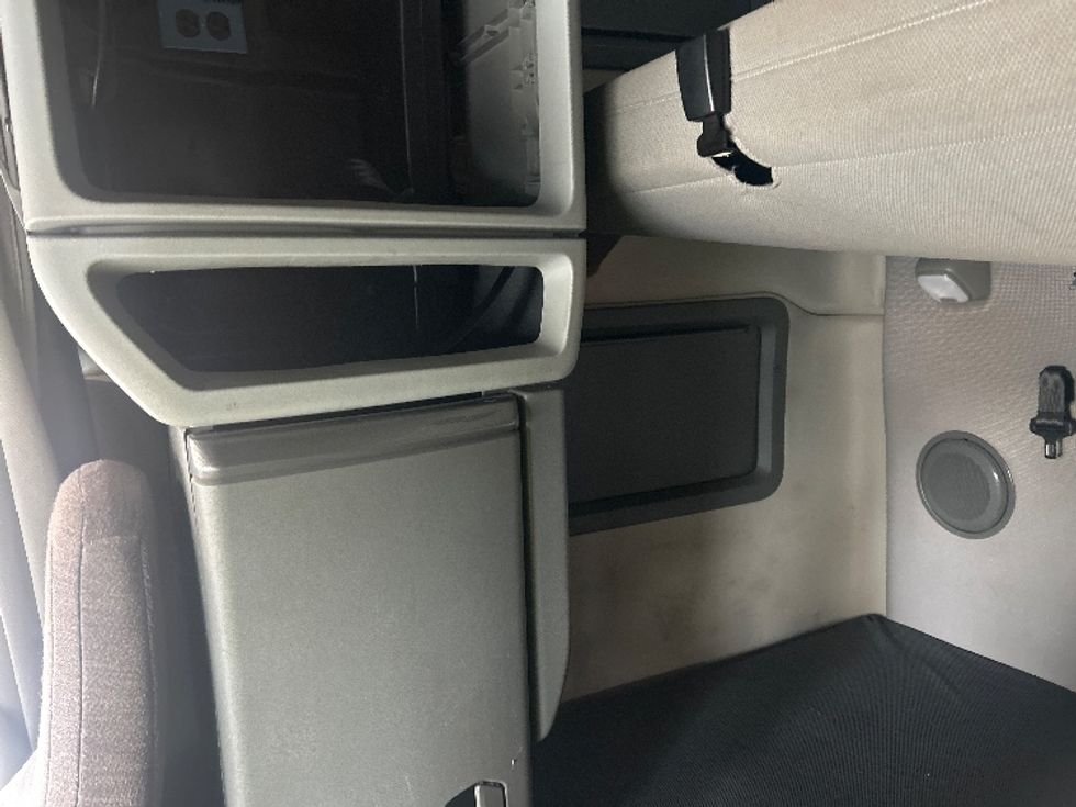 Sleeper Tractor-Heavy Duty Tractors-Volvo-2021-VNL64760-East Chicago-IN-555,833\n\t\tmiles-$ 60,500 - Image 19