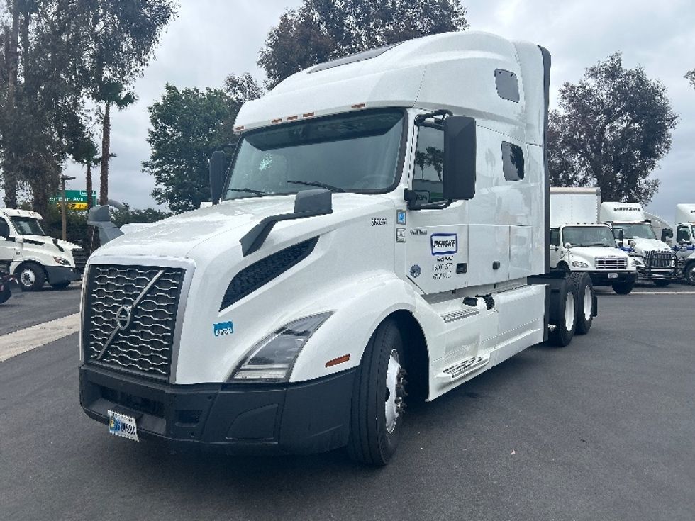 Sleeper Tractor-Heavy Duty Tractors-Volvo-2021-VNL64760-East Chicago-IN-555,833\n\t\tmiles-$ 60,500 - Image 3