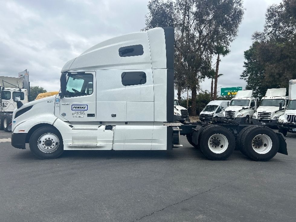 Sleeper Tractor-Heavy Duty Tractors-Volvo-2021-VNL64760-East Chicago-IN-555,833\n\t\tmiles-$ 60,500 - Image 4