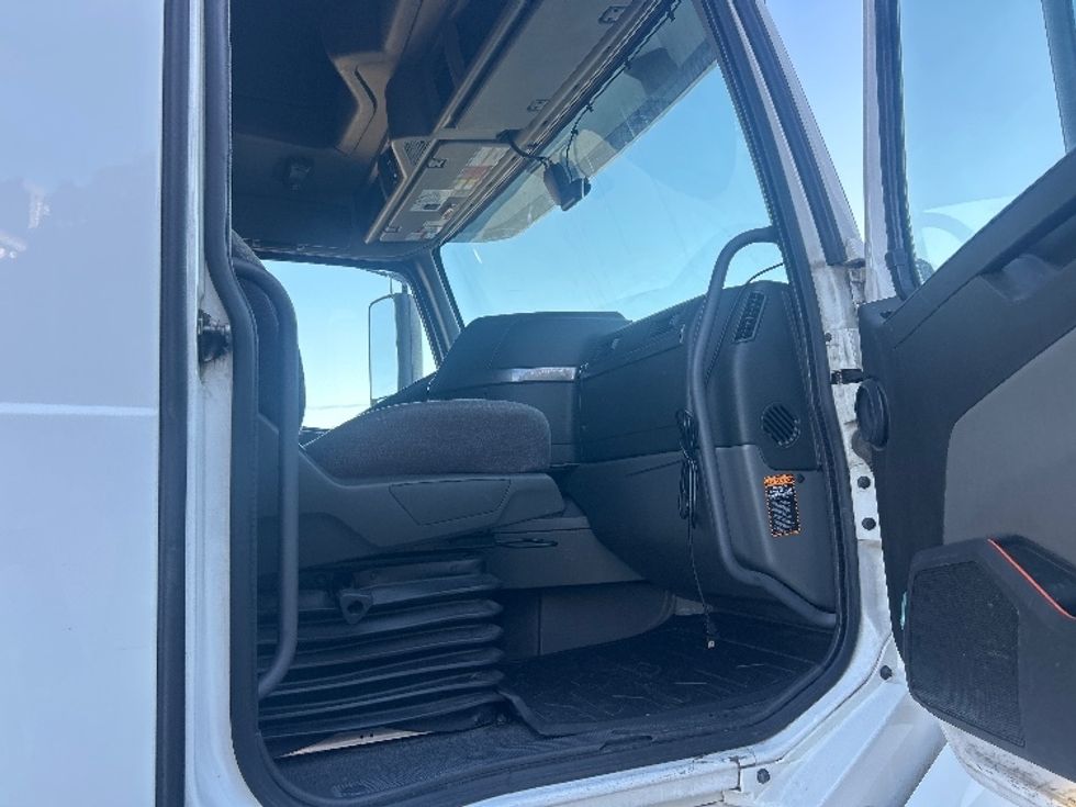 Sleeper Tractor-Heavy Duty Tractors-Volvo-2021-VNL64760-Fontana-CA-562,534\n\t\tmiles-$ 70,750 - Image 13
