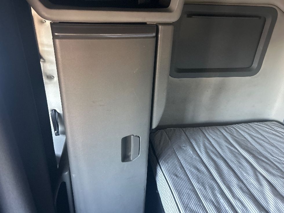 Sleeper Tractor-Heavy Duty Tractors-Volvo-2021-VNL64760-Fontana-CA-562,534\n\t\tmiles-$ 70,750 - Image 19