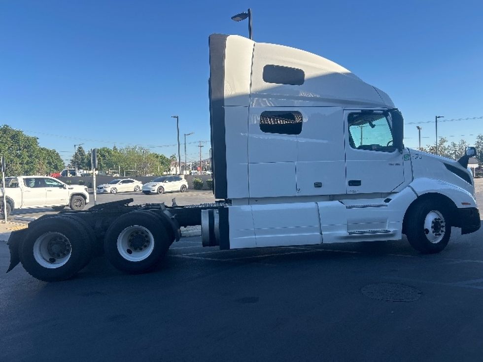 Sleeper Tractor-Heavy Duty Tractors-Volvo-2021-VNL64760-Fontana-CA-562,534\n\t\tmiles-$ 70,750 - Image 8