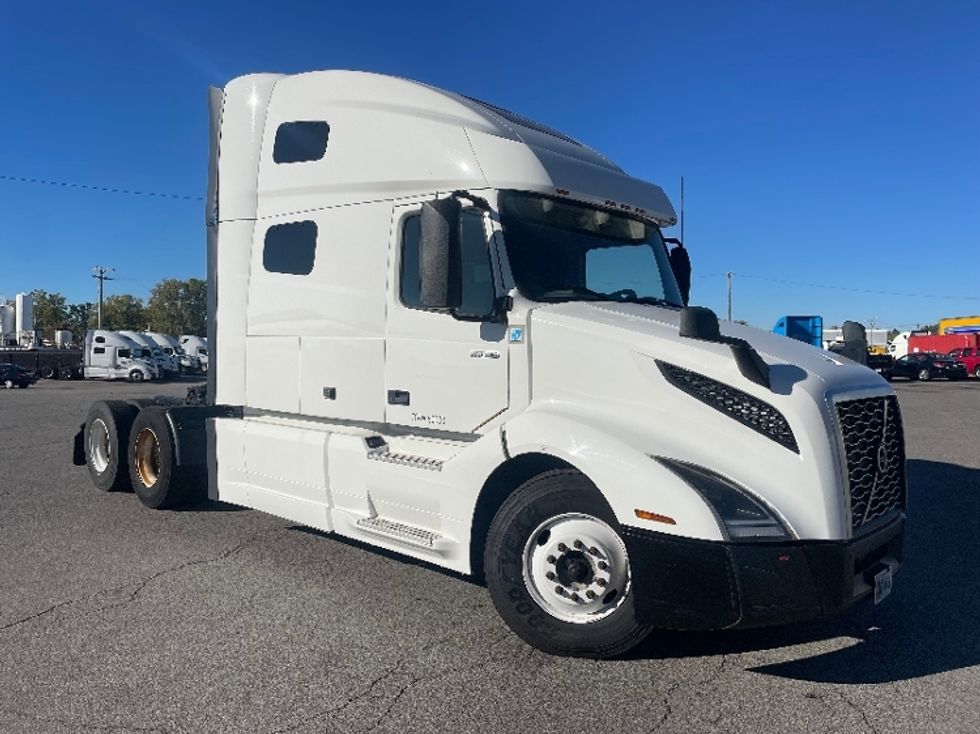 Sleeper Tractor-Heavy Duty Tractors-Volvo-2021-VNL64760-Fort Wayne-IN-382,855\n\t\tmiles-$ 76,000 - Image 1