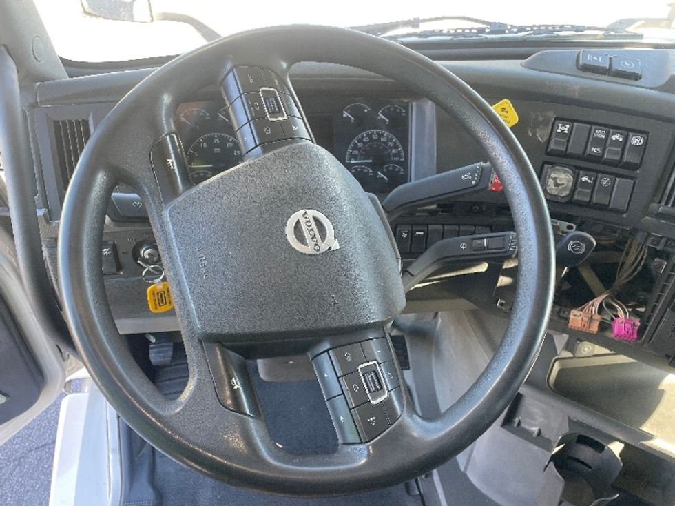 Sleeper Tractor-Heavy Duty Tractors-Volvo-2021-VNL64760-Fort Wayne-IN-382,855\n\t\tmiles-$ 76,000 - Image 11