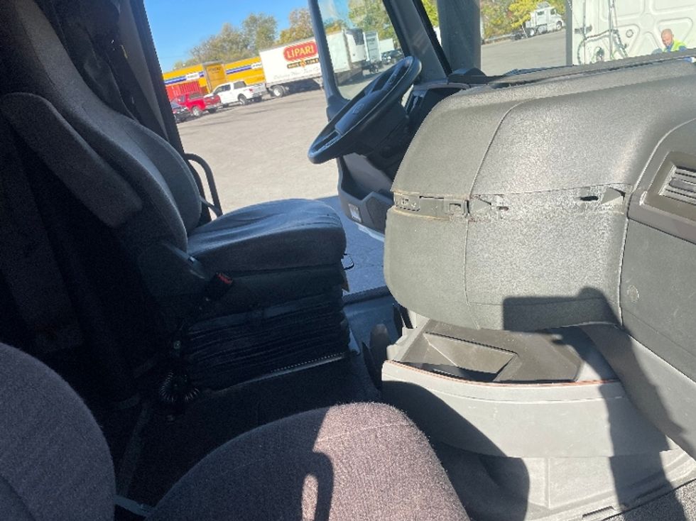 Sleeper Tractor-Heavy Duty Tractors-Volvo-2021-VNL64760-Fort Wayne-IN-382,855\n\t\tmiles-$ 76,000 - Image 15
