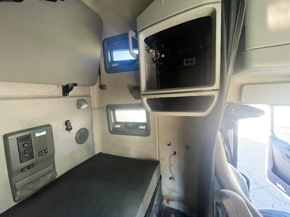 Sleeper Tractor-Heavy Duty Tractors-Volvo-2021-VNL64760-Fort Wayne-IN-382,855\n\t\tmiles-$ 76,000 - Image 18