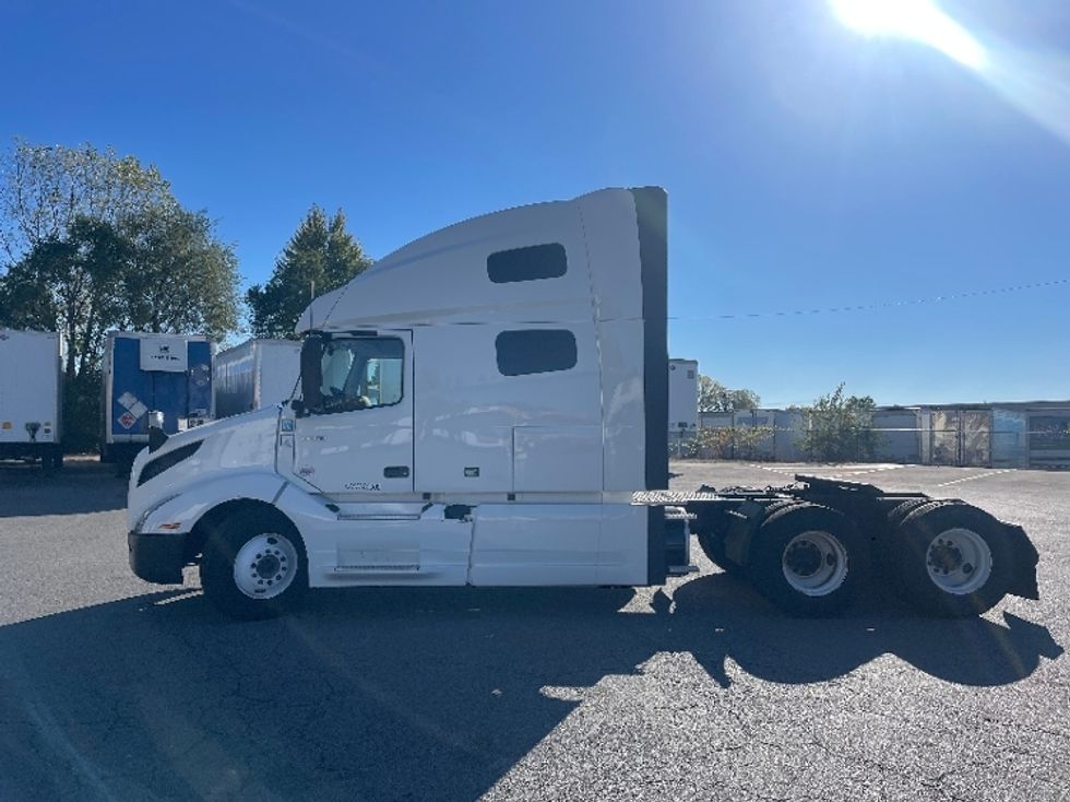 Sleeper Tractor-Heavy Duty Tractors-Volvo-2021-VNL64760-Fort Wayne-IN-382,855\n\t\tmiles-$ 76,000 - Image 4