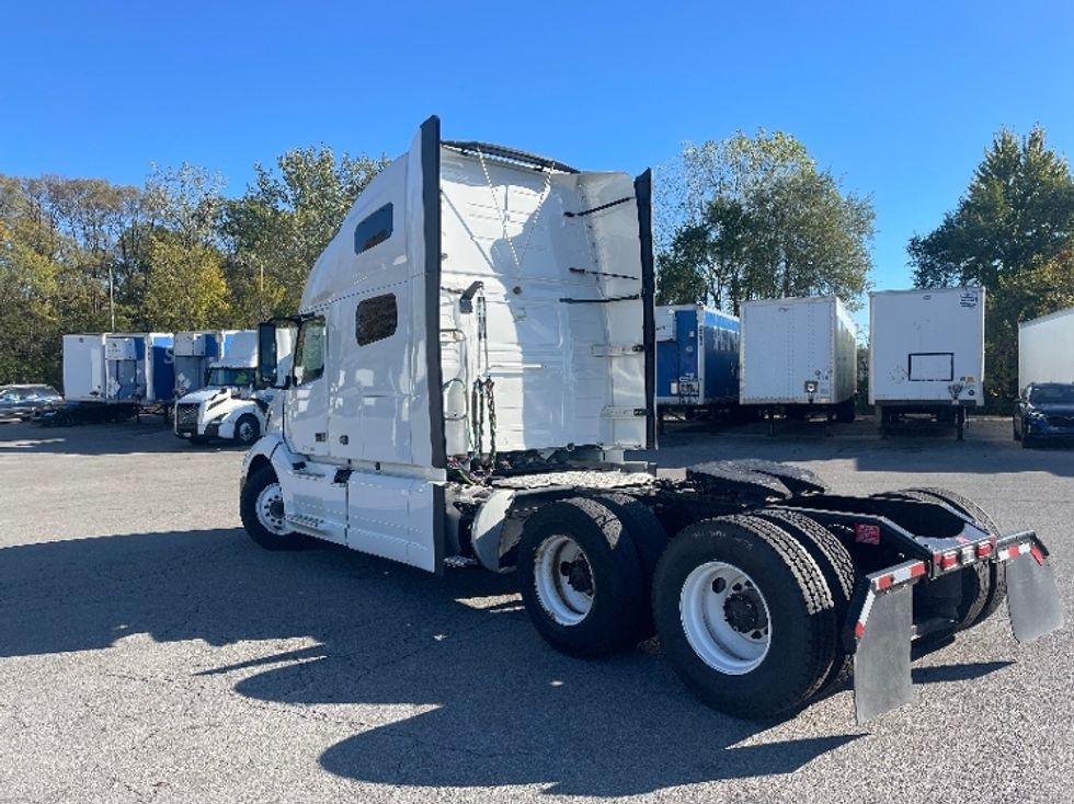 Sleeper Tractor-Heavy Duty Tractors-Volvo-2021-VNL64760-Fort Wayne-IN-382,855\n\t\tmiles-$ 76,000 - Image 5