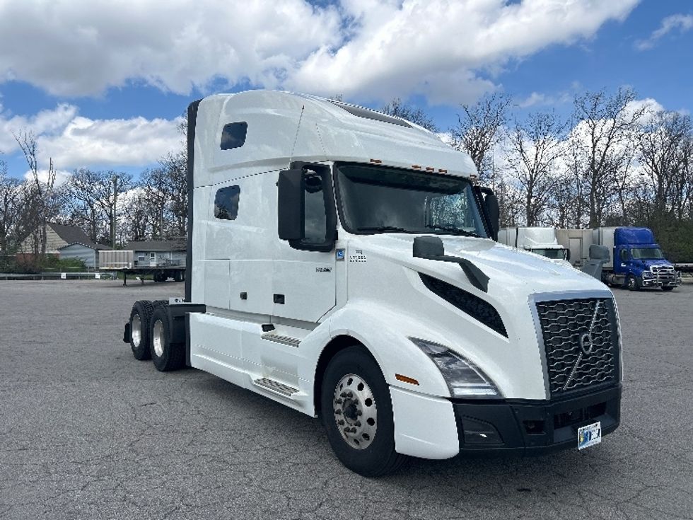 Sleeper Tractor-Heavy Duty Tractors-Volvo-2021-VNL64760-Fort Wayne-IN-450,873\n\t\tmiles-$ 69,000 - Image 1