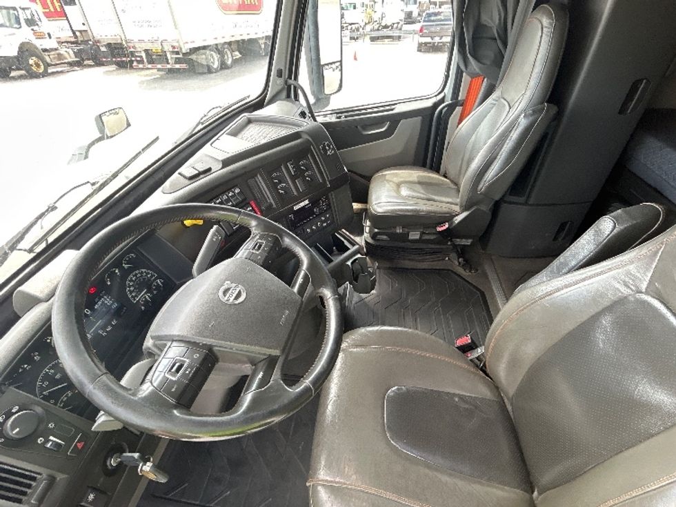 Sleeper Tractor-Heavy Duty Tractors-Volvo-2021-VNL64760-Fort Wayne-IN-450,873\n\t\tmiles-$ 69,000 - Image 10
