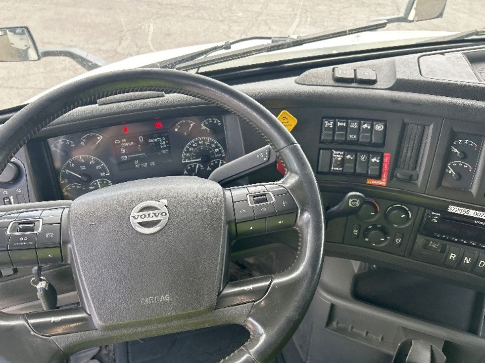 Sleeper Tractor-Heavy Duty Tractors-Volvo-2021-VNL64760-Fort Wayne-IN-450,873\n\t\tmiles-$ 69,000 - Image 11
