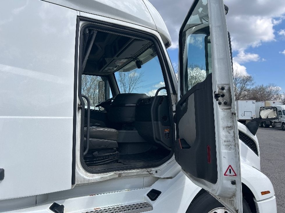 Sleeper Tractor-Heavy Duty Tractors-Volvo-2021-VNL64760-Fort Wayne-IN-450,873\n\t\tmiles-$ 69,000 - Image 13