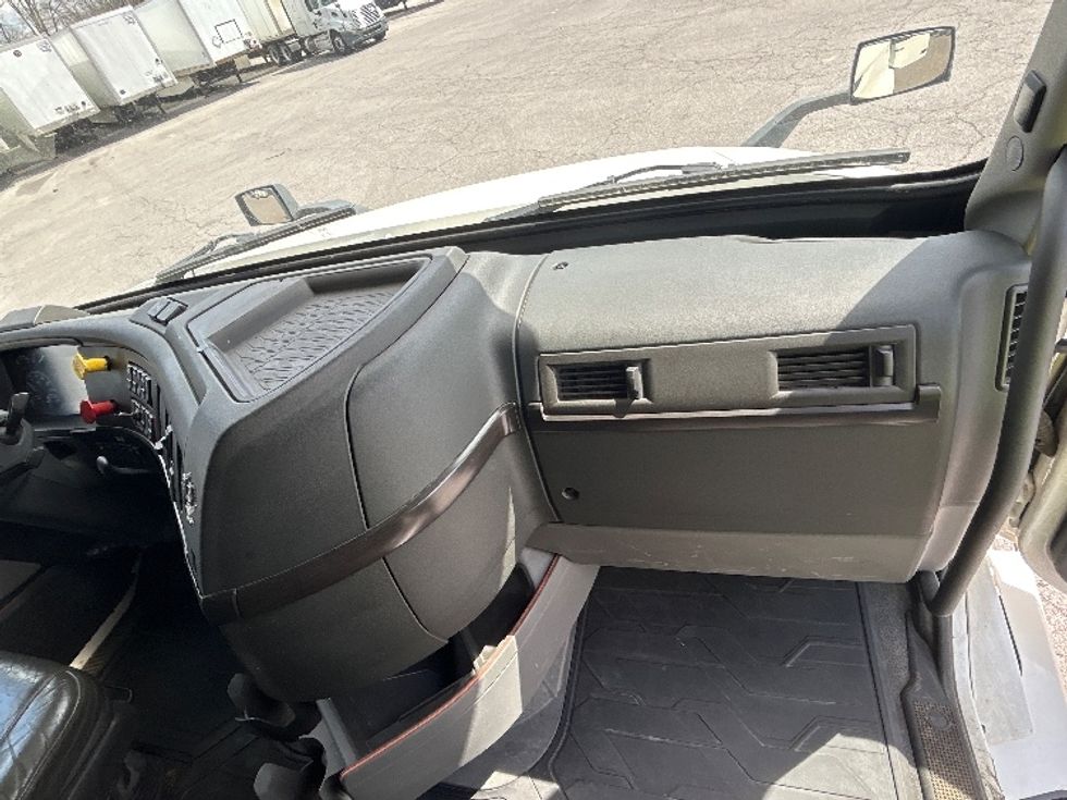 Sleeper Tractor-Heavy Duty Tractors-Volvo-2021-VNL64760-Fort Wayne-IN-450,873\n\t\tmiles-$ 69,000 - Image 14