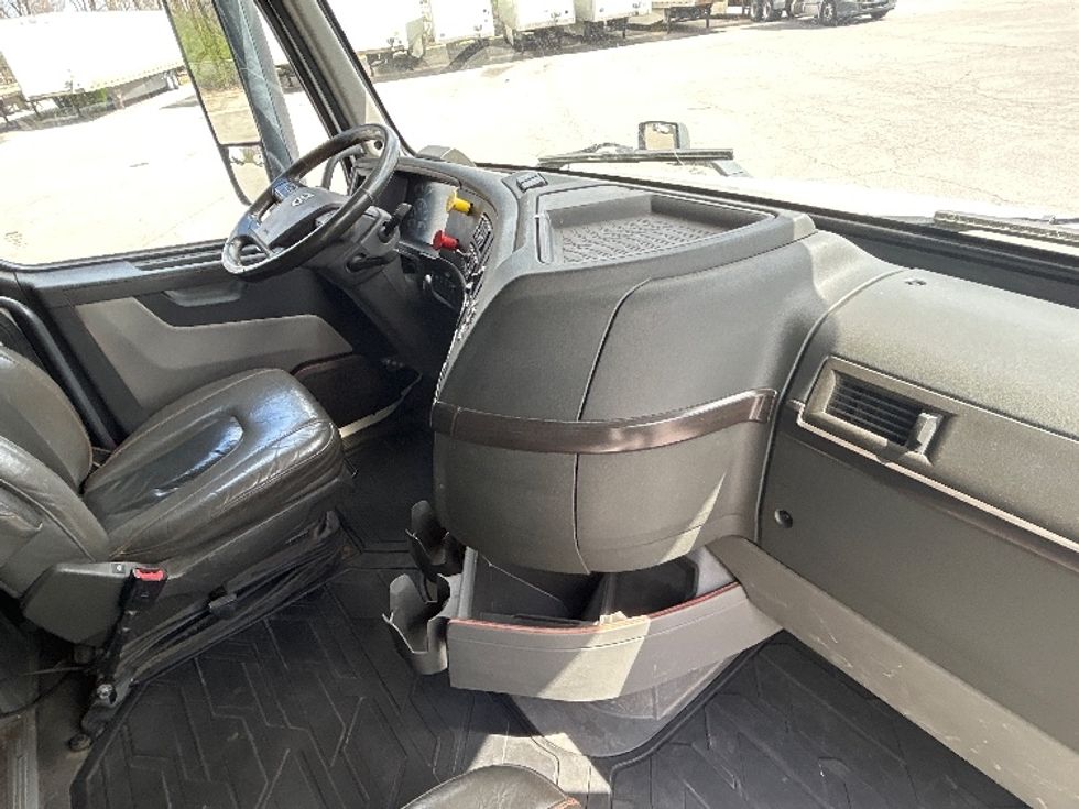 Sleeper Tractor-Heavy Duty Tractors-Volvo-2021-VNL64760-Fort Wayne-IN-450,873\n\t\tmiles-$ 69,000 - Image 15