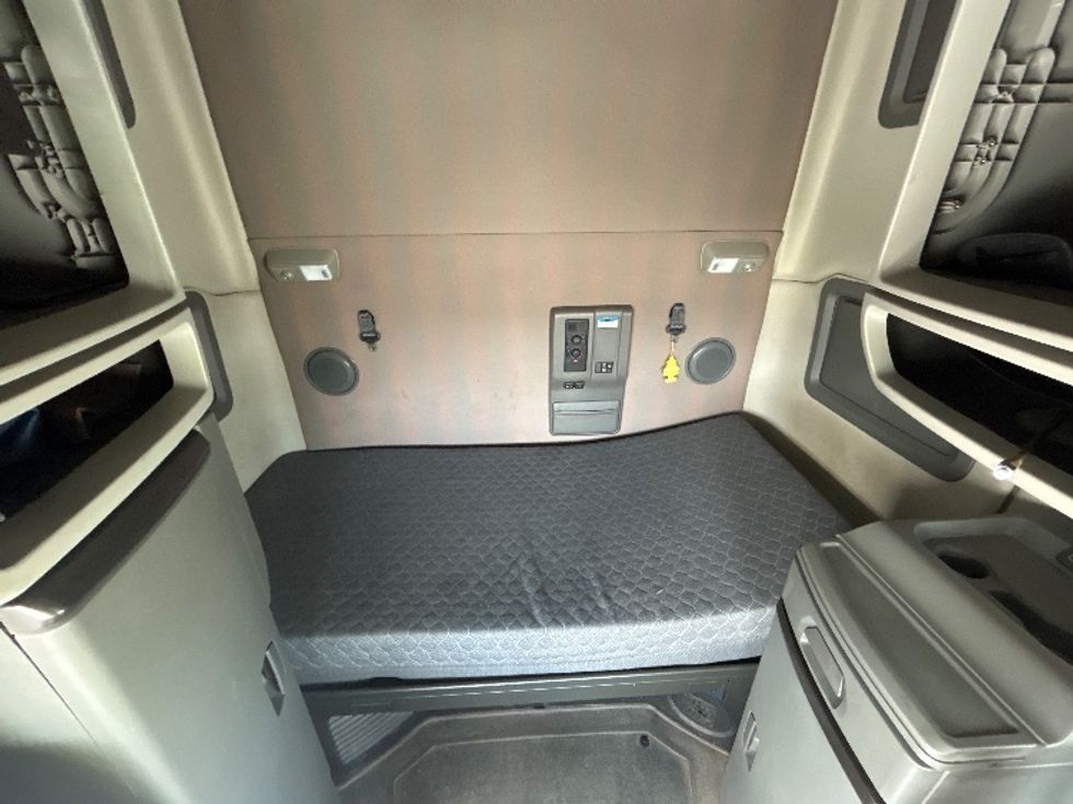 Sleeper Tractor-Heavy Duty Tractors-Volvo-2021-VNL64760-Fort Wayne-IN-450,873\n\t\tmiles-$ 69,000 - Image 16