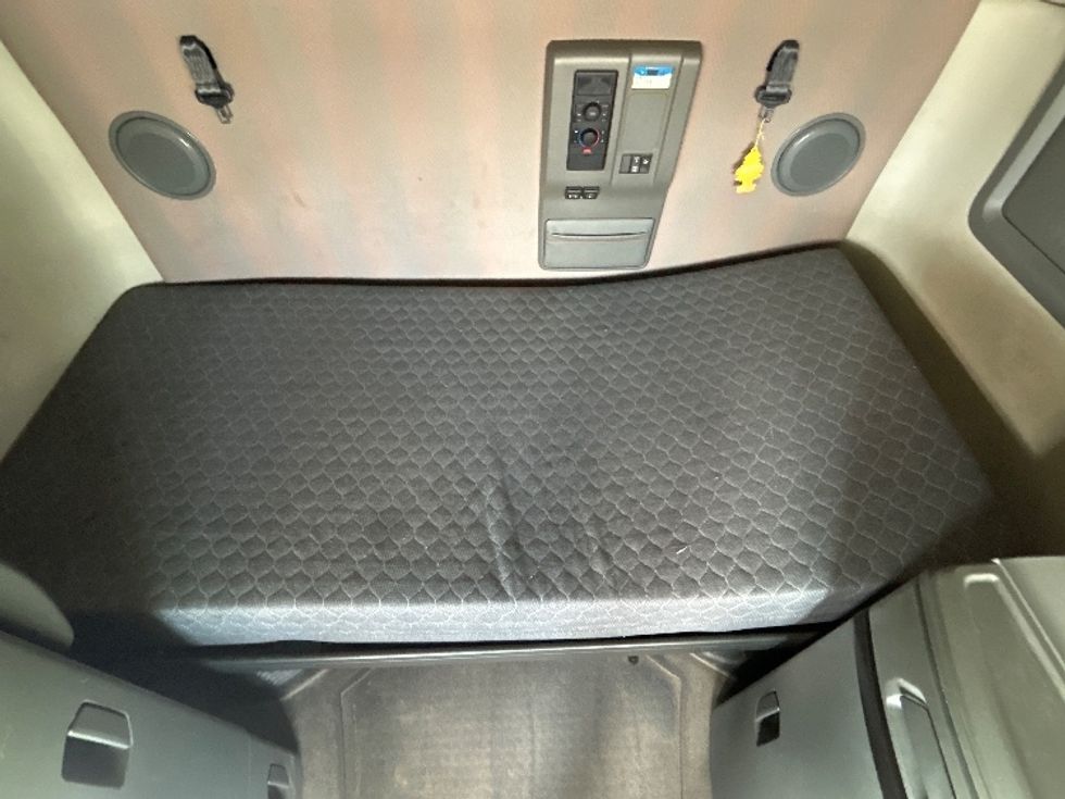 Sleeper Tractor-Heavy Duty Tractors-Volvo-2021-VNL64760-Fort Wayne-IN-450,873\n\t\tmiles-$ 69,000 - Image 17