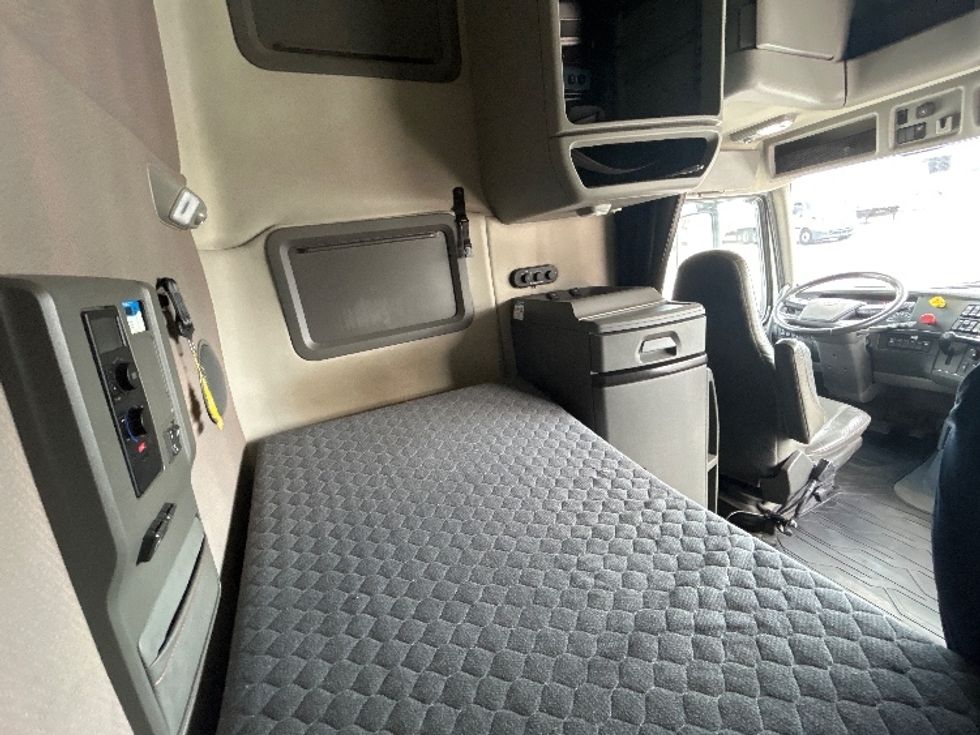 Sleeper Tractor-Heavy Duty Tractors-Volvo-2021-VNL64760-Fort Wayne-IN-450,873\n\t\tmiles-$ 69,000 - Image 18