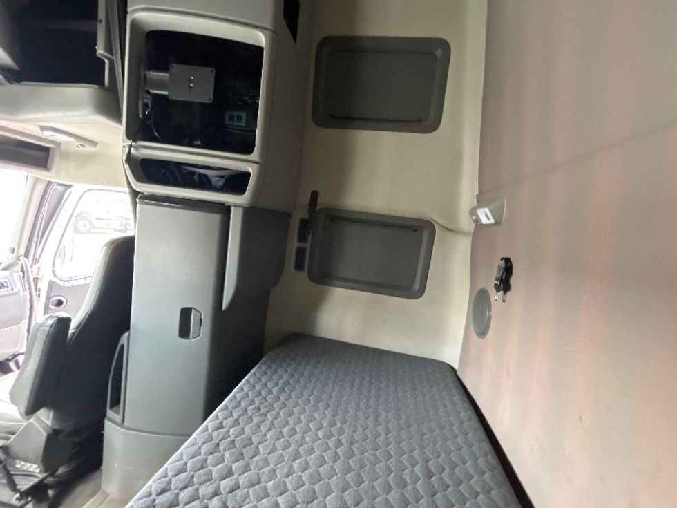 Sleeper Tractor-Heavy Duty Tractors-Volvo-2021-VNL64760-Fort Wayne-IN-450,873\n\t\tmiles-$ 69,000 - Image 19