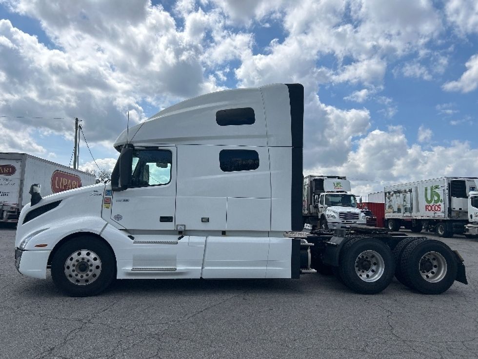 Sleeper Tractor-Heavy Duty Tractors-Volvo-2021-VNL64760-Fort Wayne-IN-450,873\n\t\tmiles-$ 69,000 - Image 4