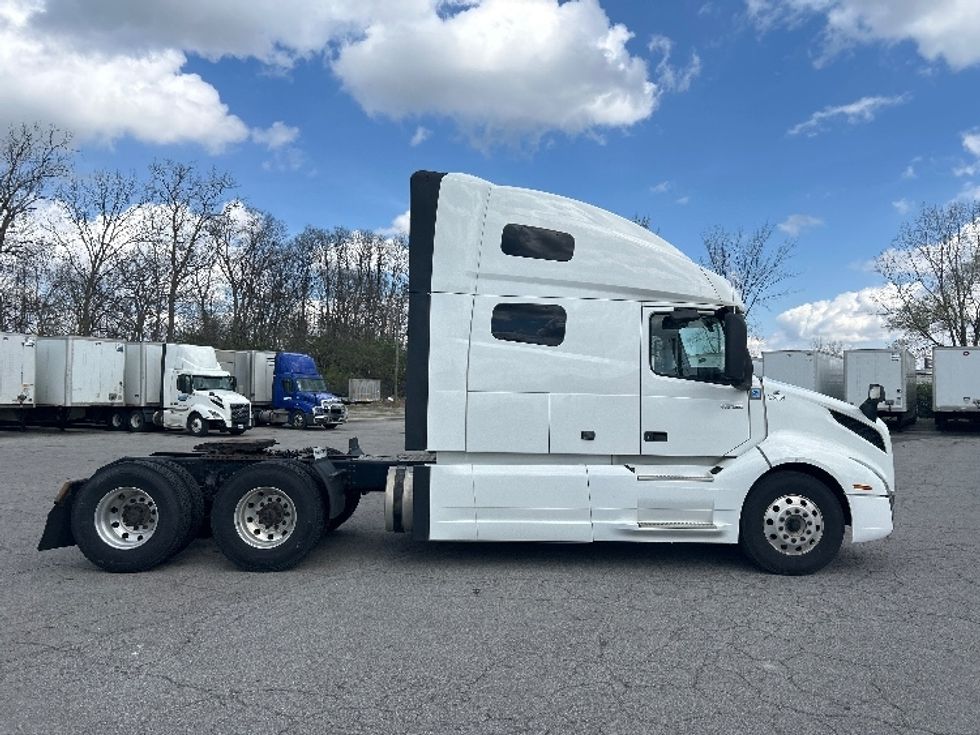 Sleeper Tractor-Heavy Duty Tractors-Volvo-2021-VNL64760-Fort Wayne-IN-450,873\n\t\tmiles-$ 69,000 - Image 8