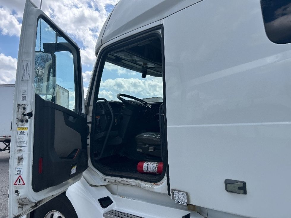 Sleeper Tractor-Heavy Duty Tractors-Volvo-2021-VNL64760-Fort Wayne-IN-450,873\n\t\tmiles-$ 69,000 - Image 9