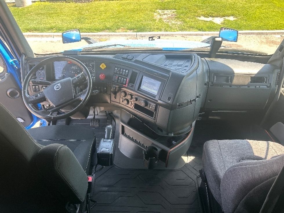 Sleeper Tractor-Heavy Duty Tractors-Volvo-2021-VNL64760-Greeley-CO-305,000\n\t\tmiles-$ 93,500 - Image 12