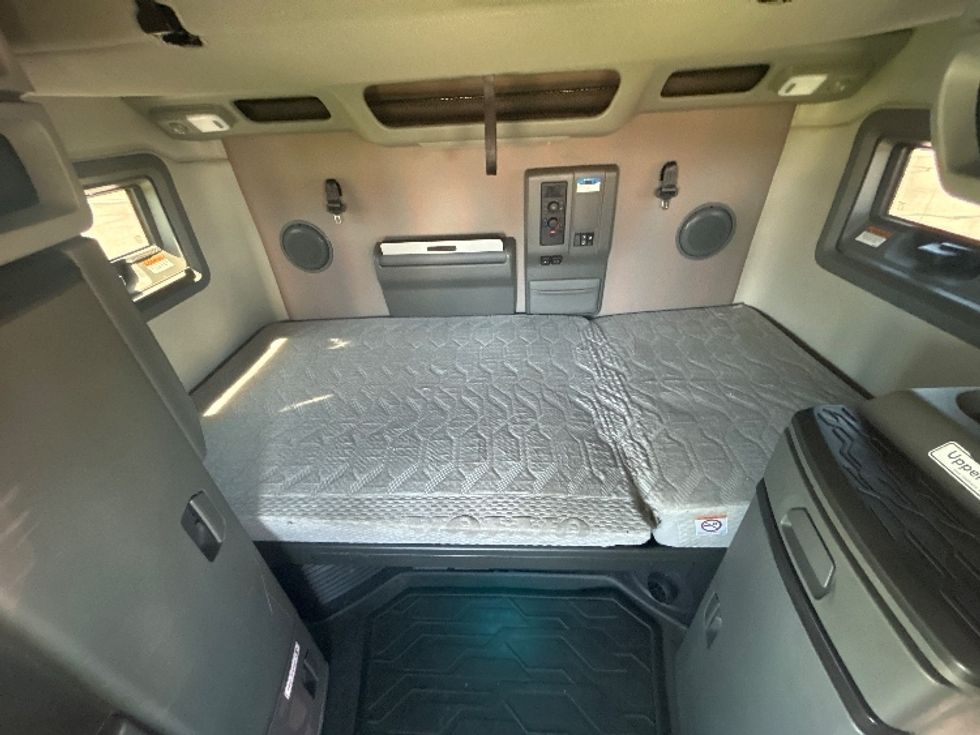 Sleeper Tractor-Heavy Duty Tractors-Volvo-2021-VNL64760-Greeley-CO-305,000\n\t\tmiles-$ 93,500 - Image 17