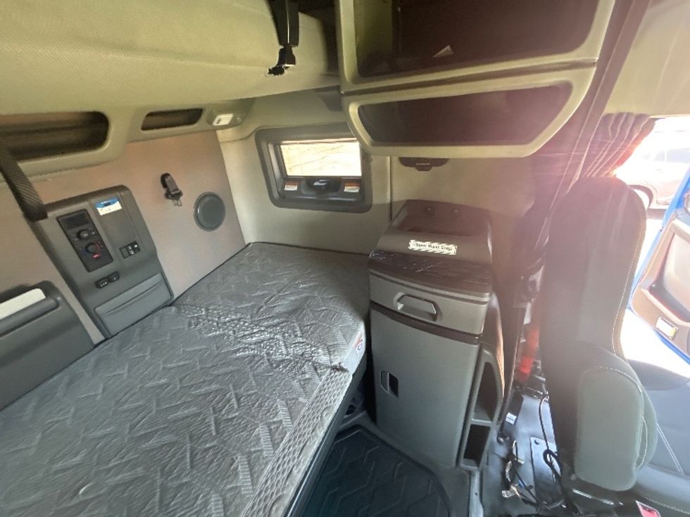 Sleeper Tractor-Heavy Duty Tractors-Volvo-2021-VNL64760-Greeley-CO-305,000\n\t\tmiles-$ 93,500 - Image 18