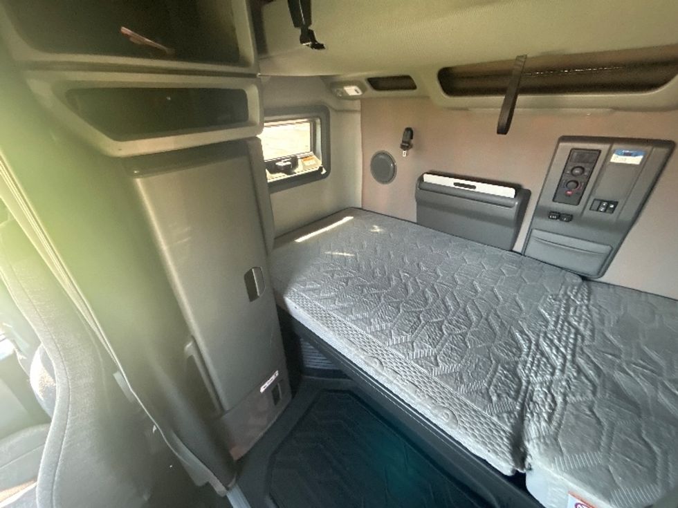 Sleeper Tractor-Heavy Duty Tractors-Volvo-2021-VNL64760-Greeley-CO-305,000\n\t\tmiles-$ 93,500 - Image 19