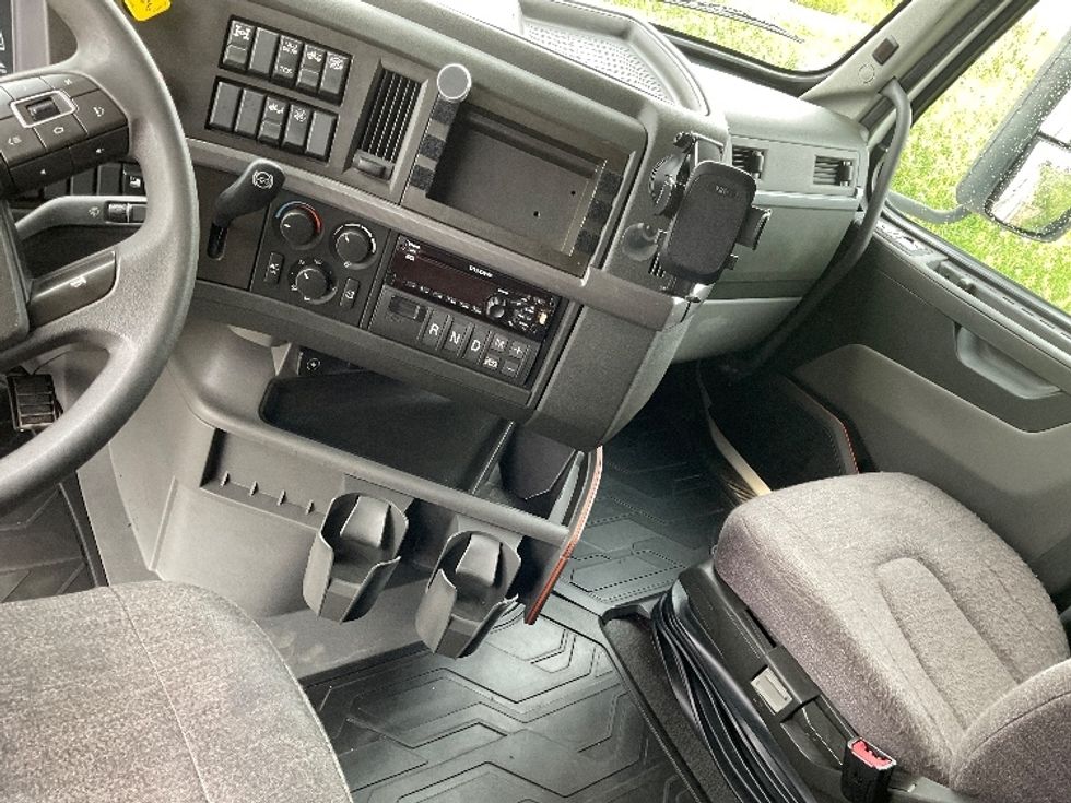 Sleeper Tractor-Heavy Duty Tractors-Volvo-2021-VNL64760-Greeley-CO-352,700\n\t\tmiles-$ 88,000 - Image 12