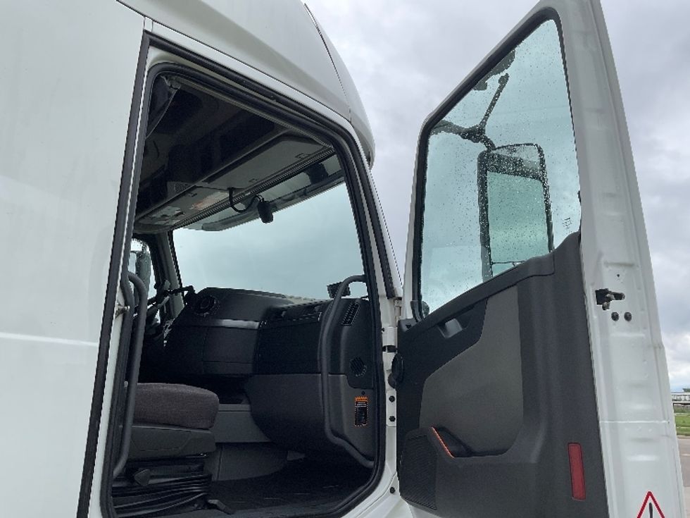 Sleeper Tractor-Heavy Duty Tractors-Volvo-2021-VNL64760-Greeley-CO-352,700\n\t\tmiles-$ 88,000 - Image 13