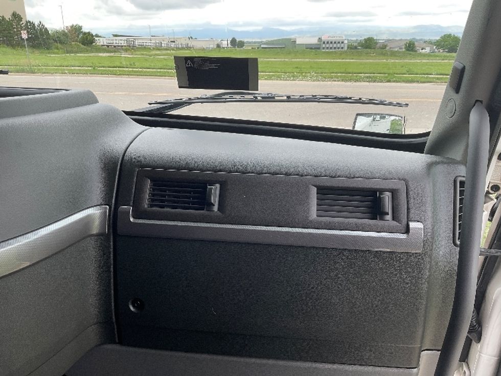 Sleeper Tractor-Heavy Duty Tractors-Volvo-2021-VNL64760-Greeley-CO-352,700\n\t\tmiles-$ 88,000 - Image 14