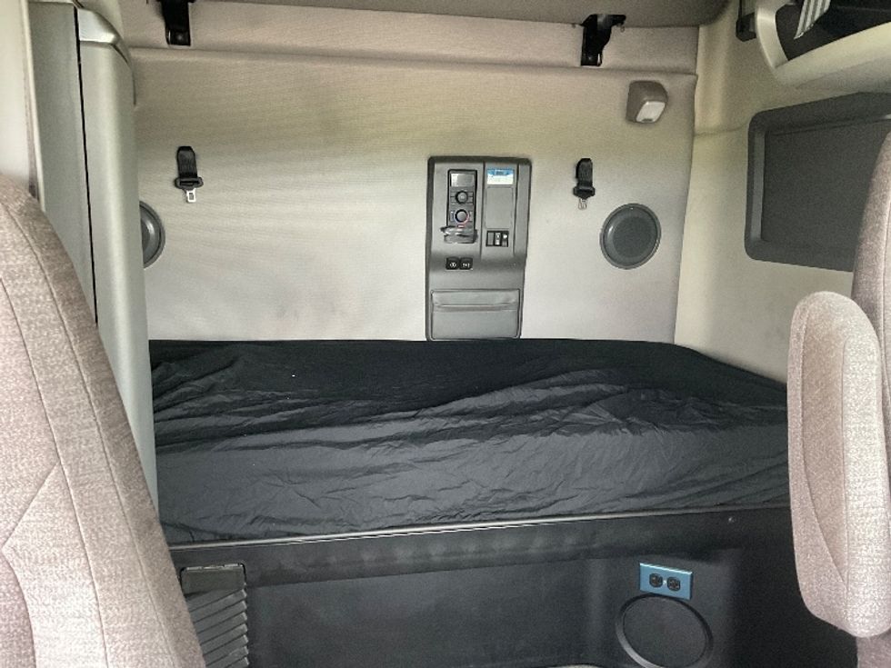 Sleeper Tractor-Heavy Duty Tractors-Volvo-2021-VNL64760-Greeley-CO-352,700\n\t\tmiles-$ 88,000 - Image 16