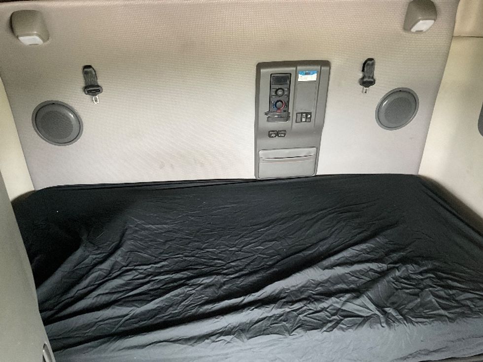 Sleeper Tractor-Heavy Duty Tractors-Volvo-2021-VNL64760-Greeley-CO-352,700\n\t\tmiles-$ 88,000 - Image 17