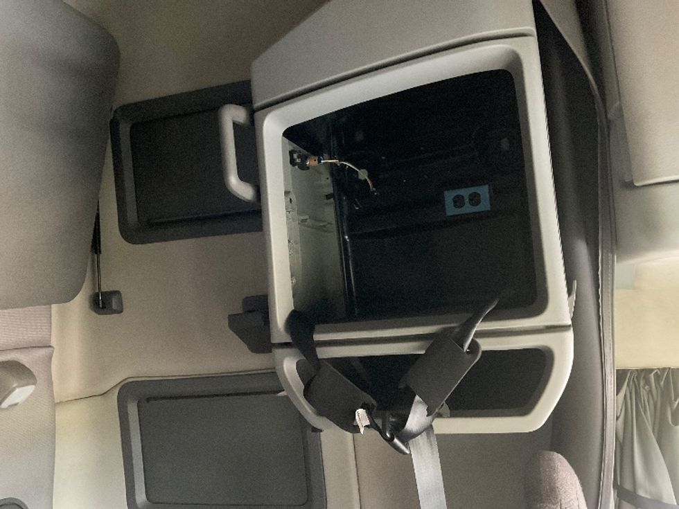 Sleeper Tractor-Heavy Duty Tractors-Volvo-2021-VNL64760-Greeley-CO-352,700\n\t\tmiles-$ 88,000 - Image 18