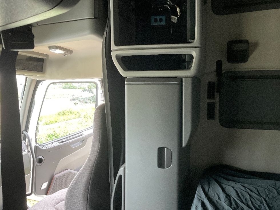 Sleeper Tractor-Heavy Duty Tractors-Volvo-2021-VNL64760-Greeley-CO-352,700\n\t\tmiles-$ 88,000 - Image 19