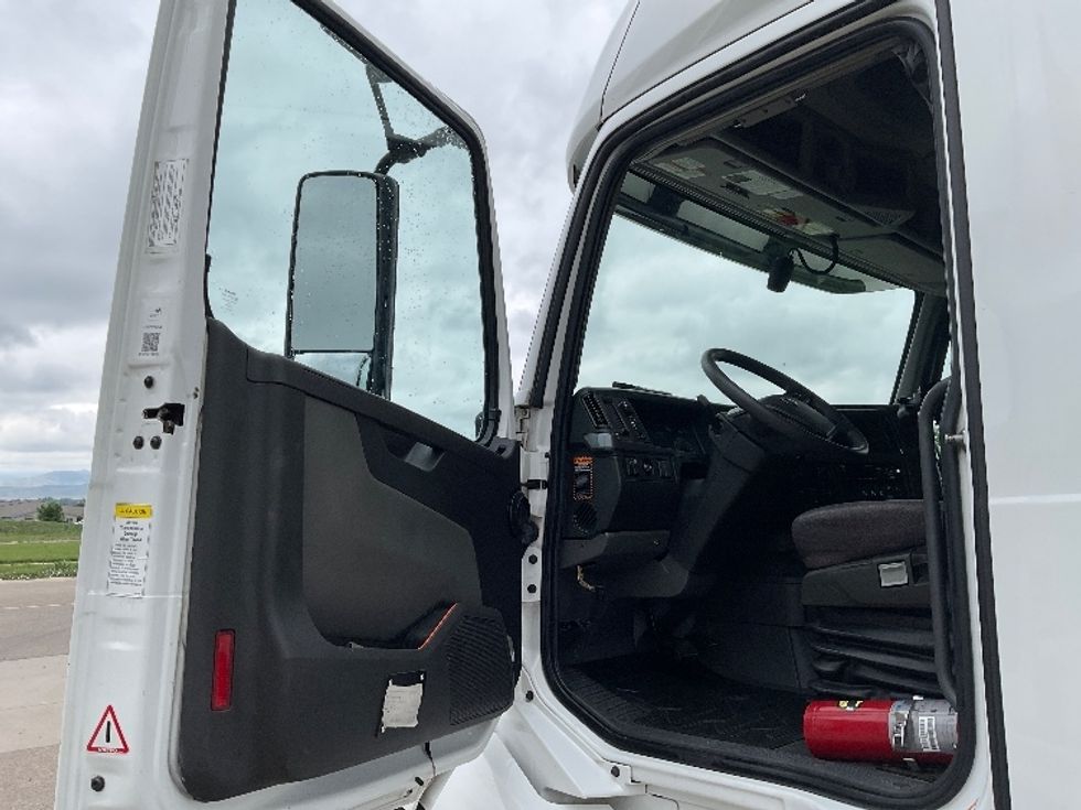 Sleeper Tractor-Heavy Duty Tractors-Volvo-2021-VNL64760-Greeley-CO-352,700\n\t\tmiles-$ 88,000 - Image 9