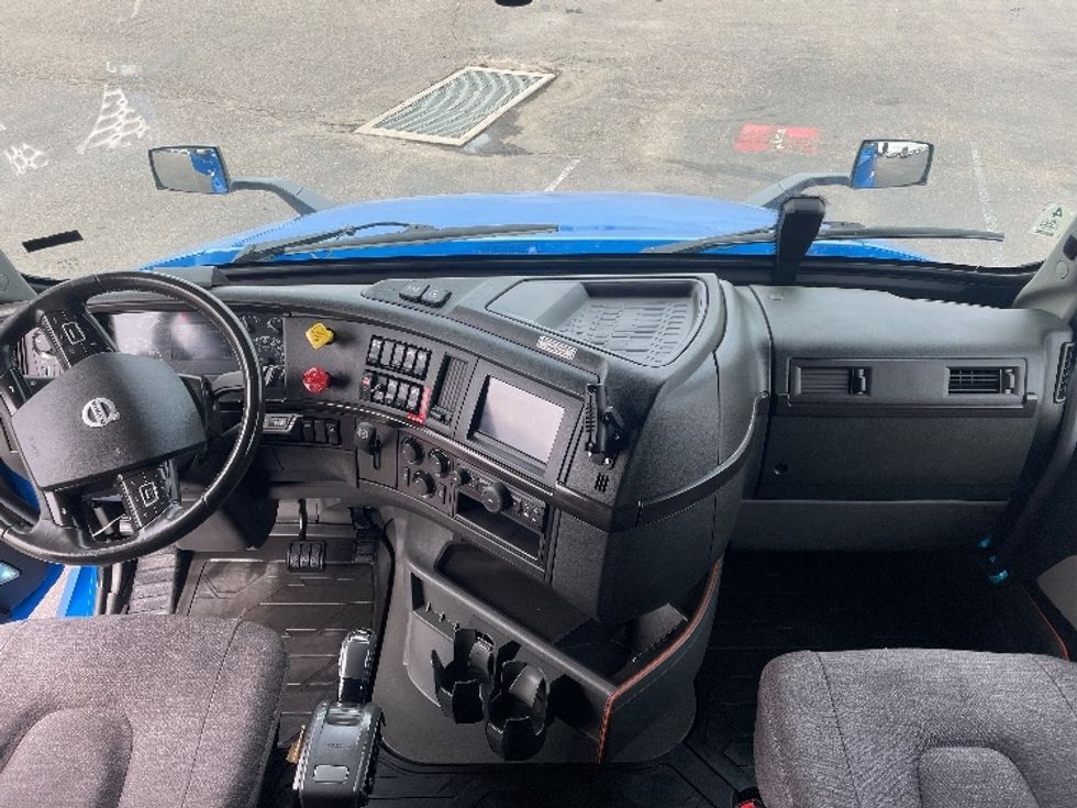 Sleeper Tractor-Heavy Duty Tractors-Volvo-2021-VNL64760-Greeley-CO-422,502\n\t\tmiles-$ 85,000 - Image 12