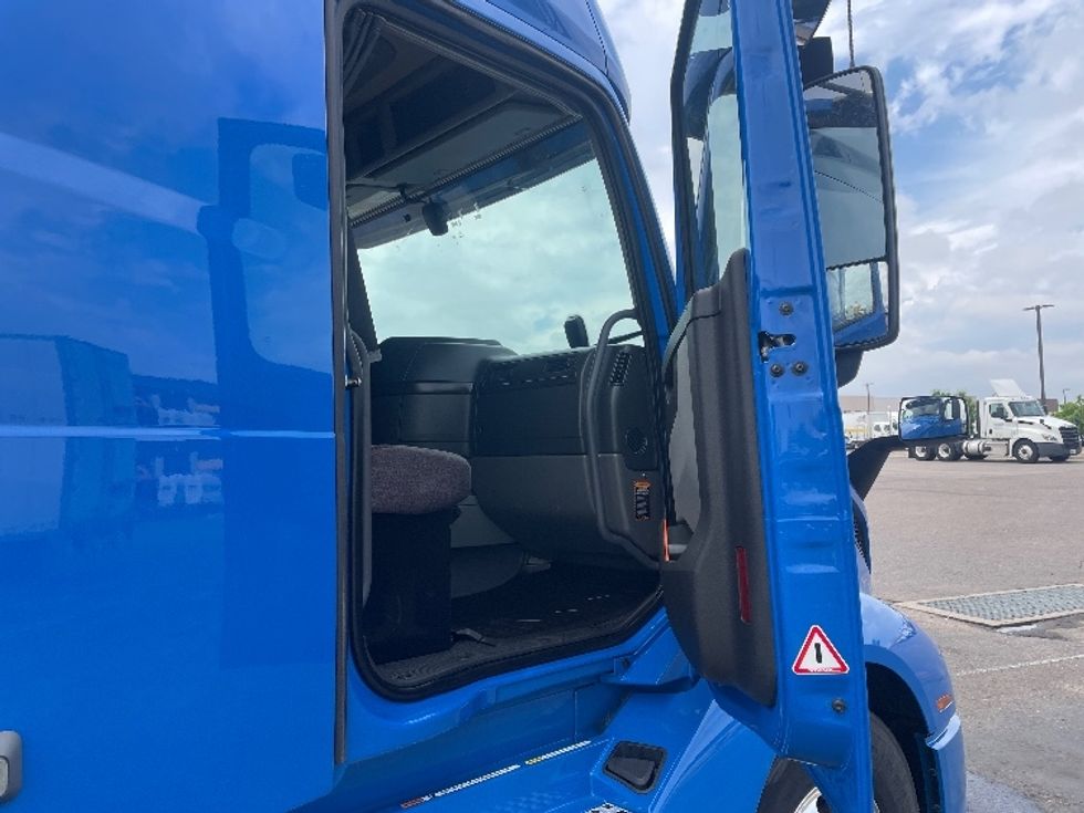 Sleeper Tractor-Heavy Duty Tractors-Volvo-2021-VNL64760-Greeley-CO-422,502\n\t\tmiles-$ 85,000 - Image 13