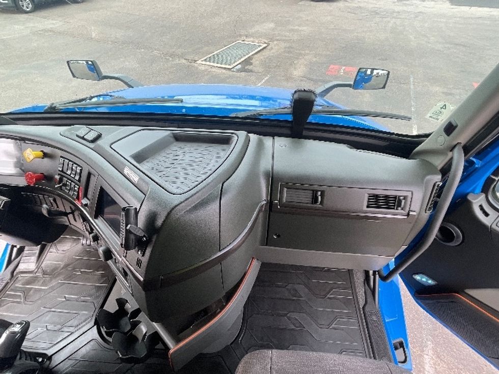 Sleeper Tractor-Heavy Duty Tractors-Volvo-2021-VNL64760-Greeley-CO-422,502\n\t\tmiles-$ 85,000 - Image 14