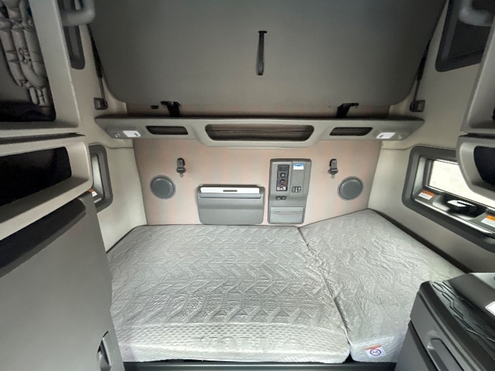 Sleeper Tractor-Heavy Duty Tractors-Volvo-2021-VNL64760-Greeley-CO-422,502\n\t\tmiles-$ 85,000 - Image 16