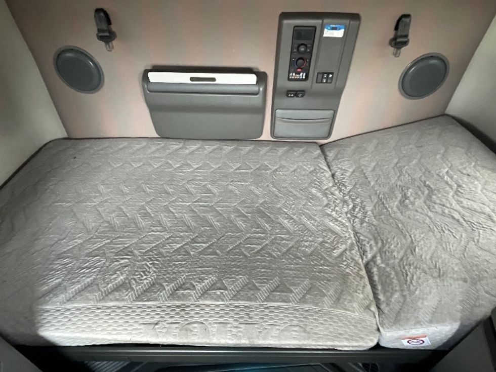 Sleeper Tractor-Heavy Duty Tractors-Volvo-2021-VNL64760-Greeley-CO-422,502\n\t\tmiles-$ 85,000 - Image 17