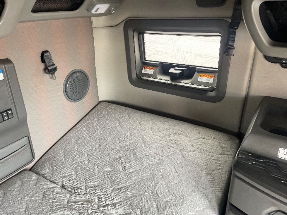 Sleeper Tractor-Heavy Duty Tractors-Volvo-2021-VNL64760-Greeley-CO-422,502\n\t\tmiles-$ 85,000 - Image 18