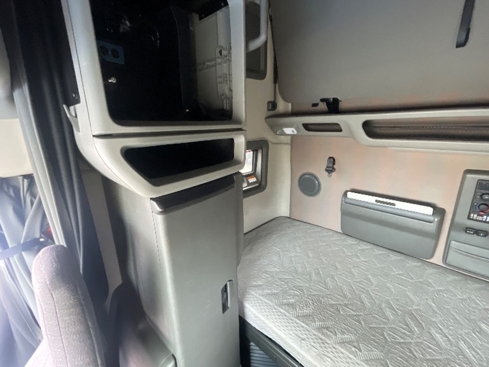 Sleeper Tractor-Heavy Duty Tractors-Volvo-2021-VNL64760-Greeley-CO-422,502\n\t\tmiles-$ 85,000 - Image 19