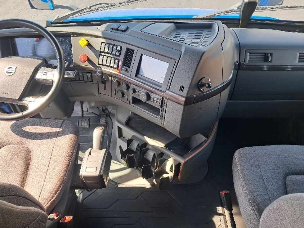 Sleeper Tractor-Heavy Duty Tractors-Volvo-2021-VNL64760-Greensboro-NC-603,868\n\t\tmiles-$ 56,250 - Image 12