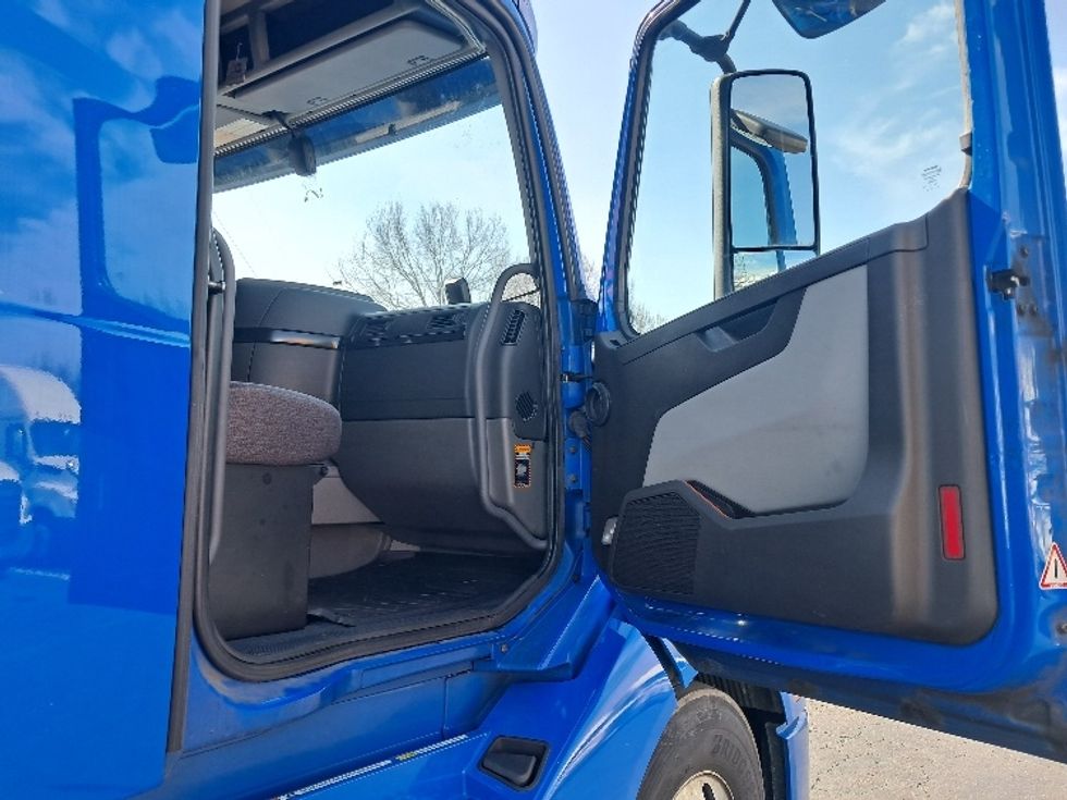 Sleeper Tractor-Heavy Duty Tractors-Volvo-2021-VNL64760-Greensboro-NC-603,868\n\t\tmiles-$ 56,250 - Image 13