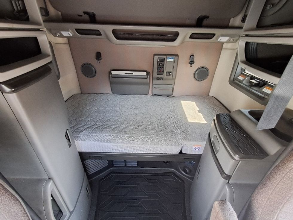 Sleeper Tractor-Heavy Duty Tractors-Volvo-2021-VNL64760-Greensboro-NC-603,868\n\t\tmiles-$ 56,250 - Image 16