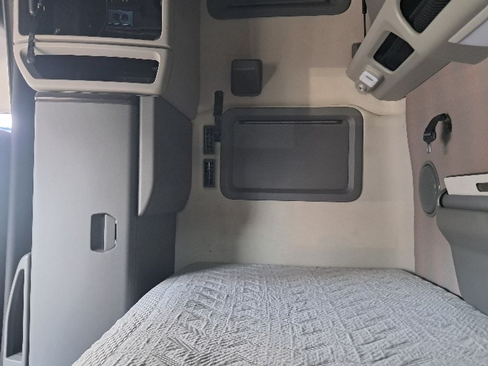 Sleeper Tractor-Heavy Duty Tractors-Volvo-2021-VNL64760-Greensboro-NC-603,868\n\t\tmiles-$ 56,250 - Image 19