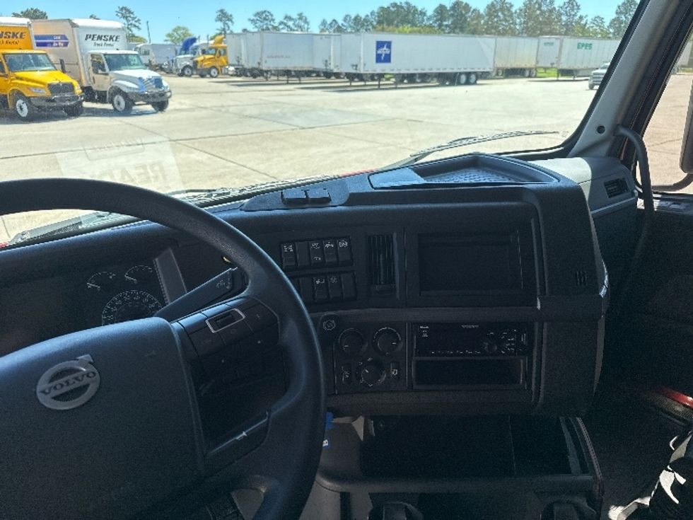 Sleeper Tractor-Heavy Duty Tractors-Volvo-2021-VNL64760-Hammond-LA-497,008\n\t\tmiles-$ 62,750 - Image 12