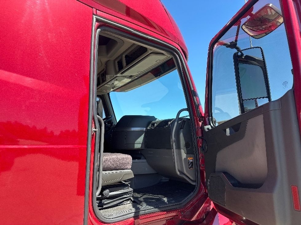 Sleeper Tractor-Heavy Duty Tractors-Volvo-2021-VNL64760-Hammond-LA-497,008\n\t\tmiles-$ 62,750 - Image 13